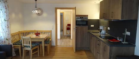 Ferienwohnung Monika für 4 Personen, 2 Schlafzimmer, Küchenzeile, Balkon, 80 qm-Wohnküche