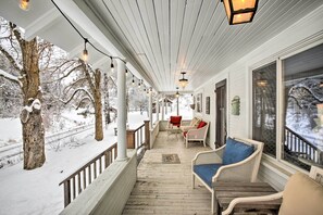 Furnished Front Porch | Keyless Entry