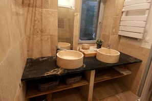 salle de douche avec double vasque en travertin (1)