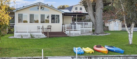 Lakefront Cottage living