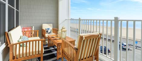 Balcony with ocean views, perfect to enjoy after a day at the beach 