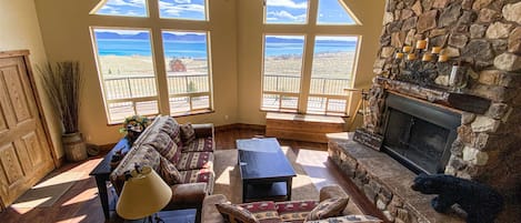 Lunt Lodge with Amazing windows and view of Bear Lake