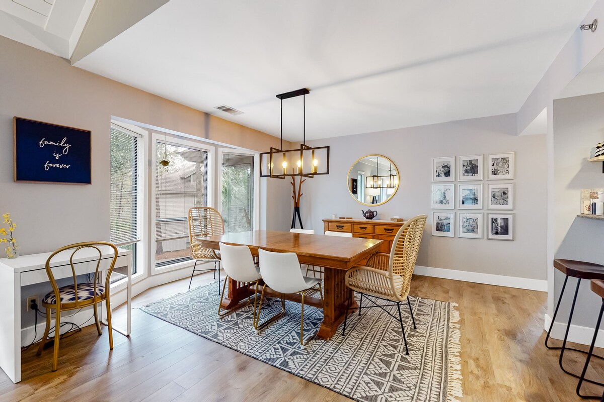 Family-Friendly Condo w/Free WiFi, Covered Porch, Washer/Dryer, and Shared Pool