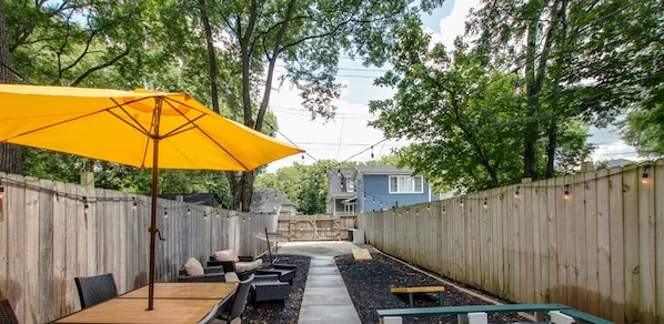 Private Backyard! 4 Queen Beds! 2 Full Bathrooms! 2 Vanities! 1 Mile to downtown!