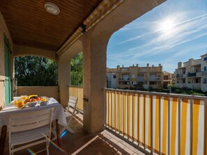 Himmel, Wolke, Tabelle, Gebäude, Fenster, Veranda, Holz, Schatten, Stuhl, Fussboden