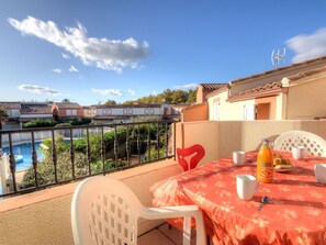 Ciel, Nuage, Bâtiment, Table, Propriété, Meubles, Plante, Design Intérieur, Chaise, Mobilier De Jardin