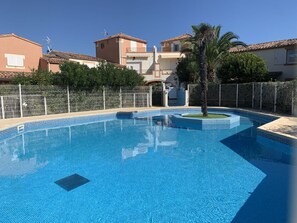 L'Eau, Ciel, Jour, Propriété, Bâtiment, Piscine, Plante, Bleu Azur, Arbre, Maison