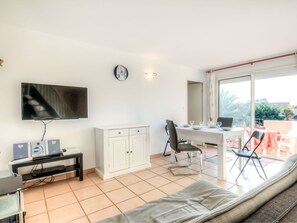 Eigentum, Bilderrahmen, Fenster, Tabelle, Couch, Interior Design, Holz, Wohnzimmer, Fussboden, Uhr
