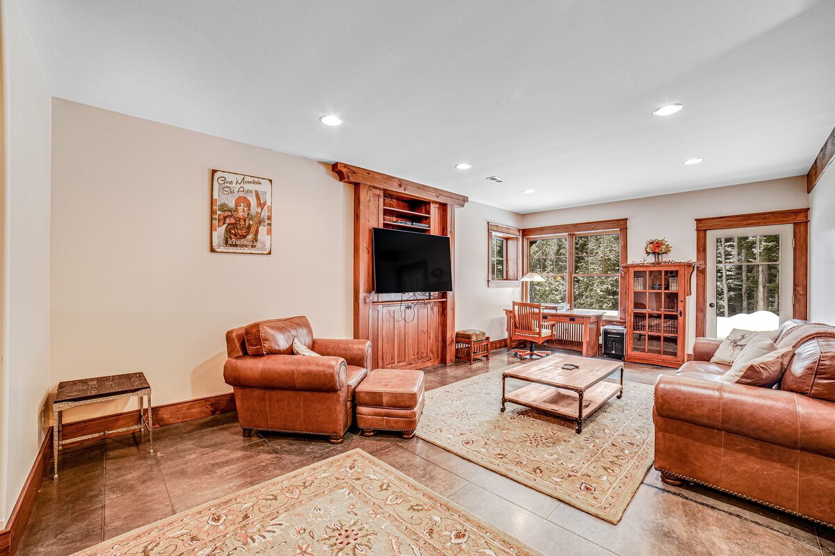 Deluxe, Four-Story Mountain Home with Fast WiFi and Central AC – Near the Slopes