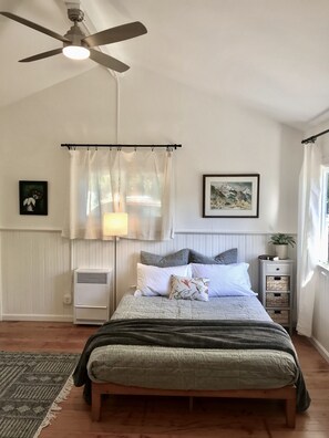 Queen bed and high ceilings