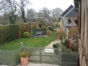 Vue d'ensemble, la maison, les studios, la salle d'accueil et le potager au fond