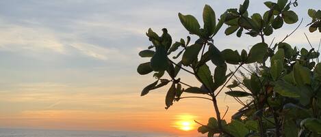 Pôr do sol! Acesso à praia bem em frente ao condomínio!