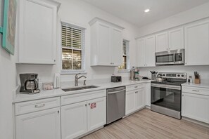 Fully equipped kitchen of the apartment in Four Corners. - Availability of all kitchen accessories - Large amount of storage - Sufficient space to work according to your ease - Excellent bright space of apartment - Availability of high chairs