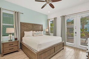 Exquisite bedroom of the apartment in Four Corners. - Comfy Double bed - Elegantly designed room - Beautiful painted walls with decoration - Majestic table lamps - Neat and clean linen - Large windows with beautiful views - TV and Netflix available