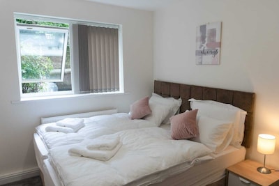 Stunning Serene 2 bedroom apartment + free parking
