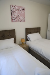 Stunning Serene 2 bedroom apartment + free parking