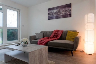 Stunning Serene 2 bedroom apartment + free parking