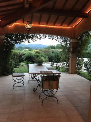 La grande table de marbre où il fait bon déjeuner . Vue sur la piscine