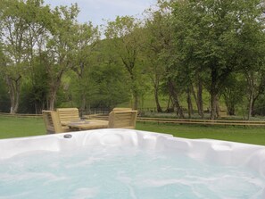 Hot tub | Cain Pod VIP - Pods Bodyddon, Llanfyllin, near Welshpool