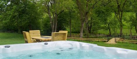 Outdoor spa tub