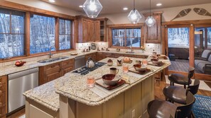 Kitchen with breakfast bar