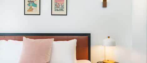 Master Bedroom: Premium Bedding w/ Casper Mattress & Pillows