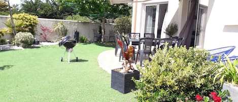 terrasse au sud avec store banne et tables 12 places assises