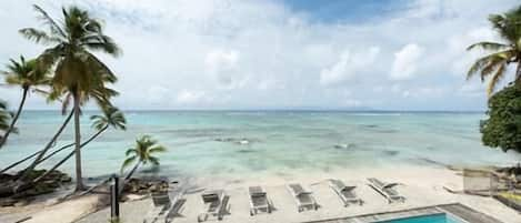 Vue de la piscine depuis un appartement