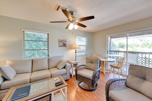 Living Room | Main Floor | Sleeper Sofa | Air Conditioning | Free WiFi