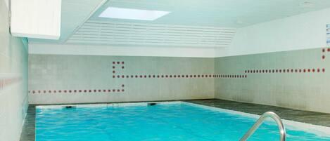 Water, Swimming Pool, Azure, Window, Rectangle, House, Floor, Leisure, Aqua, Composite Material