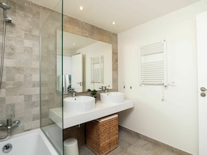 Mirror, Tap, Sink, Plumbing Fixture, Property, Bathroom Sink, Bathroom, Building, Bathroom Cabinet