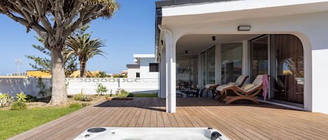 Planta, Cielo, Propiedad, Tiempo De Día, Edificio, Sombra, Ventana, Arquitectura, Árbol, Ocio