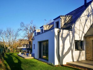 Sky, Plant, Building, Window, Tree, Urban Design, Neighbourhood, Residential Area, Wood, Rural Area