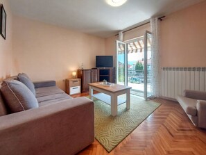 Flooring, Interior Design, Fussboden, Möbel, Decke, Zimmer, Couch, Wohnzimmer, Wohnung
