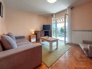 Flooring, Interior Design, Fussboden, Möbel, Decke, Zimmer, Couch, Wohnzimmer, Wohnung