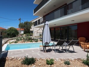 Plante, Meubles, Piscine, Ombre, Chaise, Ciel, Bâtiment, Mobilier De Jardin, Design Intérieur, L'Eau