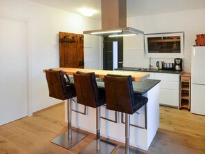 Cabinetry, Chaise, Comptoir, Appareil De Cuisine, Bois, Design Intérieur, Sol, Sol, Cuisine, Bâtiment