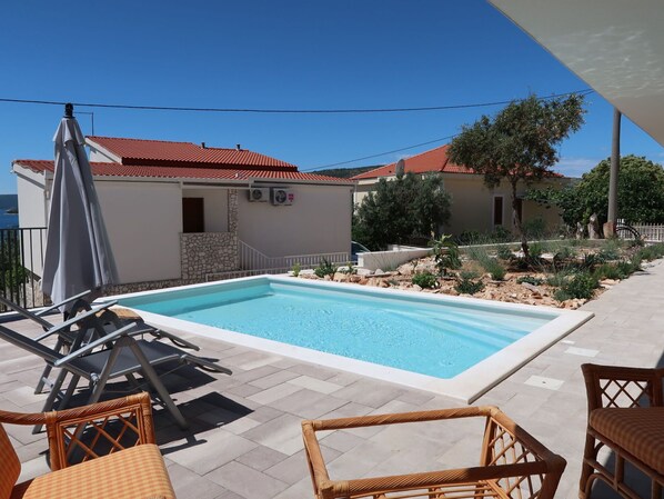 Ciel, Propriété, Meubles, Bâtiment, Piscine, Bleu Azur, Plante, Ombre, L'Eau, Fenêtre