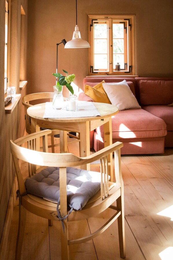 Steinbrecher Stube, 45qm, 1 Schlafzimmer, Terrasse, max. 2 + 1 Personen-Steinbrecherstube - Wohnzimmer mit Essbereich