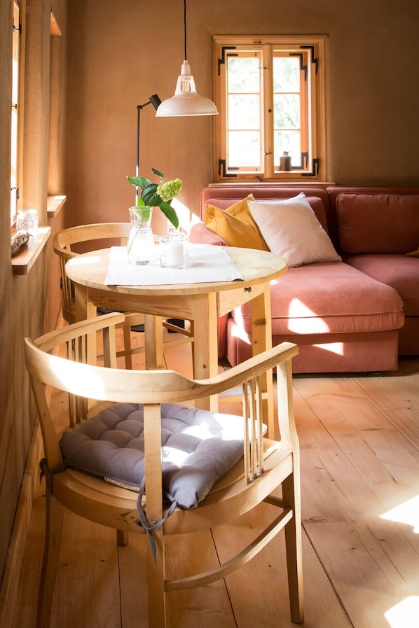 Steinbrecher Stube, 45qm, 1 Schlafzimmer, Terrasse, max. 2 + 1 Personen-Steinbrecherstube - Wohnzimmer mit Essbereich