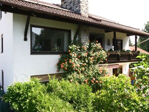 Haus Carina (DE Bad Endorf) - Edenhofer Christian - 1309-Hausansicht Balkon