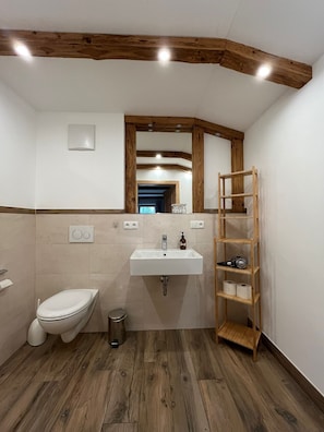 Ferienwohnung mit Biergartenblick, Dusche, WC und Balkon-Dusche/WC Beispiel