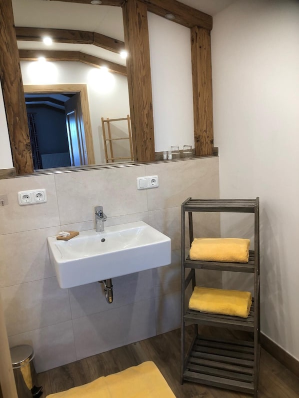 Ferienwohnung mit Biergartenblick, Dusche, WC und Balkon-Dusche in der Ferienwohnung Biergarten