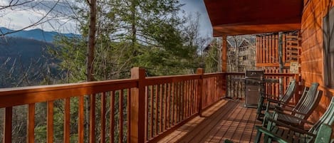 Gorgeous Mountain Views From The Deck!