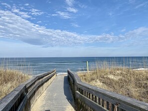 easy access to the beach 1 mile away thanks to traffic light at end of St.