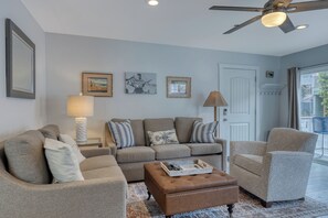 339CL - Living Room Close Up