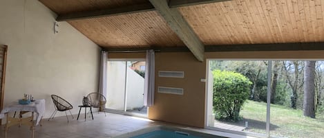 piscine chauffée à 28 degrés toute l'année, privatisée.