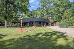 Large front yard with parking