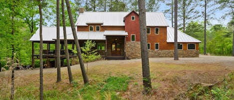 The Drake- Private creek side retreat that sleeps 20!