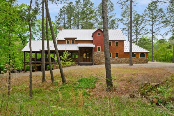 The Drake- Private creek side retreat that sleeps 20!